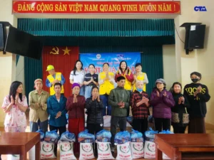 Tập thể CBNV CTA Việt Nam và nhóm Từ thiện Hạnh phúc tại điểm trao quà